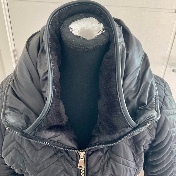 Suzy Shier Alta Black Chevron Padded Coat with Gold Accents - Picture 7 of 12